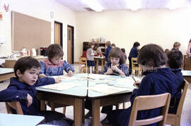 Classe de maternelle faisant du bricolage à Lebel-sur-Quévillon.