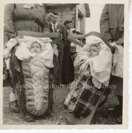 Deux bébés cris dans leur tikinagan.