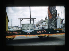 Parade de la St-Jean Baptiste sur la rue principale. Char allégorique Meunier tu dors
