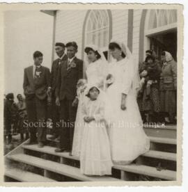 Deux bébés cris dans leur tikinagan.