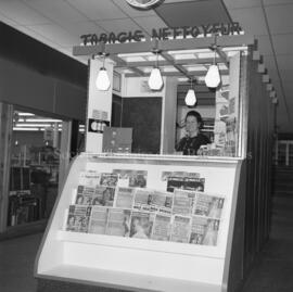 Mme Lindsay Proulx au comptoir de la Tabagie-Nettoyeur de Lebel-sur-Quévillon