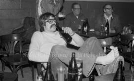 Joueurs de Hockey fêtant leur victoire à la taverne de Lebel-sur-Quévillon