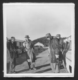 Guy D’Arcy, Herbert E. Corbett et Randolph P. Mills lors de l’ouverture des locaux de la mine Jac...