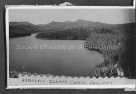 Île Asbestos à la baie McKenzie au lac Chibougamau en 1957.