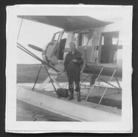 Eileen Stevenson devant un avion sur la rivière Ashuapmushuan à St-Félicien.