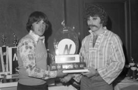 Deux hommes avec un trophée au banquet de clôture de la saison de la ligue Nordair