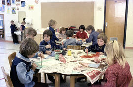 Classe de maternelle faisant du bricolage à Lebel-sur-Quévillon.