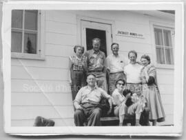 Photo de groupe prise devant le bureau de la mine Jaculet en 1952.