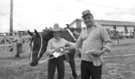 Deux hommes avec un cheval lors du Festival Western de Lebel-sur-Quévillon