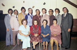 Groupe de personnes au début de la construction du chalet de ski à Lebel-sur-Quévillon.
