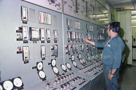 Travailleur à la salle de contrôle à l’intérieur de l’usine Domtar à Lebel-sur-Quévillon
