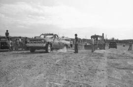 Des gens autour d’une camionnette lors de la fête du 15e de Lebel-sur-Quévillon