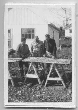 Nelson Bidgood (au centre) et Herbert E. Corbett (à droite) faisant l’étude des carottes d’explor...