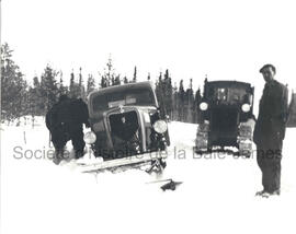 Deux hommes et deux autoneiges sur la route de Chibougamau