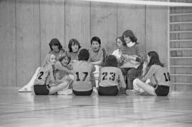 Groupe de jeunes dans un gymnase aux finales des Jeux de Québec à Chapais