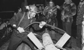 Un homme lors d’un festival de bûcheron à Lebel-sur-Quévillon