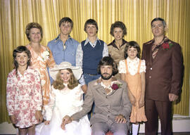 Ginette Dumont et Bernard Germain avec un groupe à leur mariage à Lebel-sur-Quévillon