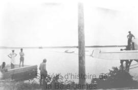 Sept hommes avec l'avion du capitaine Hervé St-Martin sur l’île Merrill.