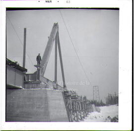 P203,S1,D1,P1 - Un homme [Robert Girard ?] sur un pont en construction de la ligne du chemin de f...