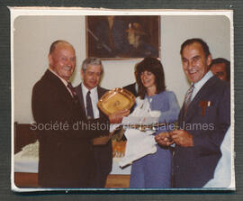 Départ de Nelson Bidgood en 1981. Nelson Bidgood recevant une assiette-souvenir par la Ville de C...