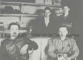 Quatre hommes dans le magasin de Chibougamau Goldfields