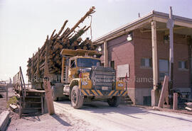 Camion de bois à l’extérieur de l’usine Domtar à Lebel-sur-Quévillon
