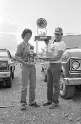 Deux personnes avec un trophée lors de la fête du 15e de Lebel-sur-Quévillon
