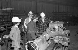 Des travailleurs de la compagnie des Produits forestiers Saucier à Lebel-sur-Quévillon