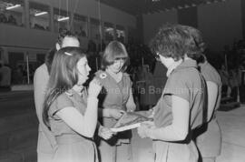 Quatre femmes tenant un drapeau aux finales des Jeux du Québec à Chapais