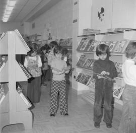 Groupe d’enfants à la bibliothèque de l’école Boréale à Lebel-sur-Quévillon
