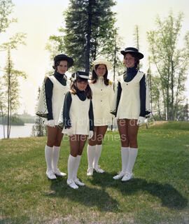 Quatre majorettes, membres de la parade des Forestières