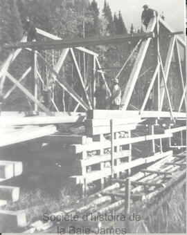 Réparation d'un vieux pont dans le parc de Chibougamau.