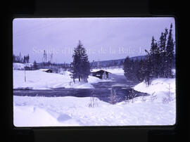 Chalet et rapide du Rainbow Lodge en hiver