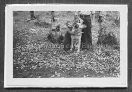 Raoul Jourdain et son chien le Blanc à la mine Cedar Bay le 8 octobre 1950.