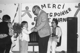 M. Poirier recevant un présent à l’occasion de son départ de Lebel-sur-Quévillon