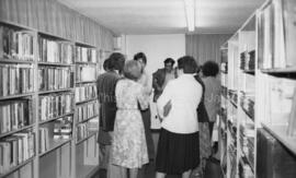 Groupe de personnes pour l’inauguration de la bibliothèque municipale de Lebel-sur-Quévillon.