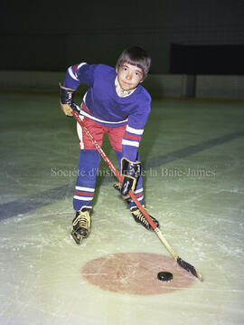 Joueur de hockey posant pour des posters de hockey