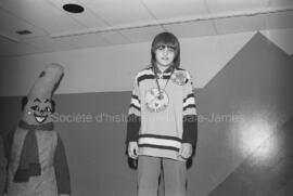 Un jeune garçon avec une médaille aux finales des Jeux de Québec à Chapais