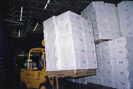 Travailleur à l’intérieur de l’usine Domtar à Lebel-sur-Quévillon