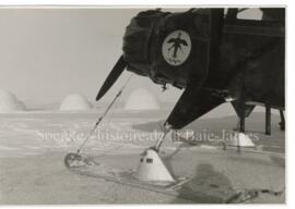 Avion St. Lucas de la MIVA, sur skis, devant trois igloos.