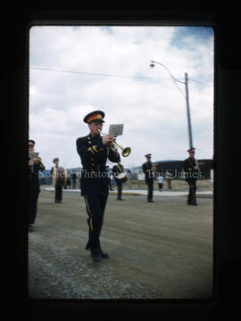Parade de la St-Jean Baptiste sur la rue du Couvent. Char allégorique Campbell Chibougamau