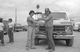 Deux personnes avec un trophée lors de la fête du 15e de Lebel-sur-Quévillon