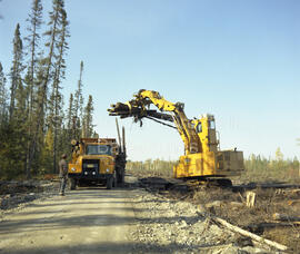 Machinerie de Domtar en forêt à Lebel-sur-Quévillon