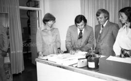 Groupe de personnes pour l’inauguration de la bibliothèque municipale de Lebel-sur-Quévillon.
