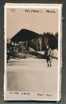Bert Oakley devant un avion Foxmoth de la compagnie A. Fecteau Transport Aérien  au lac Slush en ...