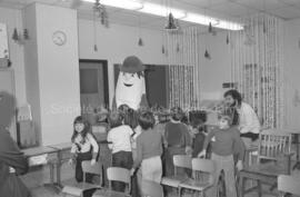 La mascotte,Jhaton, à l’école Boréale avec les élèves à Lebel-sur-Quévillon