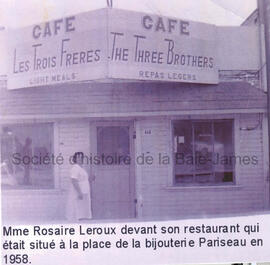 Mme Rosaire Leroux devant son restaurant Cafe The Three Brothers