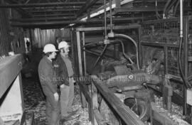 Des travailleurs de la compagnie des Produits forestiers Saucier à Lebel-sur-Quévillon