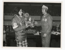 Roger Trudel, vainqueur du 7e Rallye, recevant le trophée symbolique des vainqueurs des rallyes d...