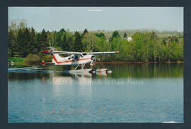 Chick Bidgood en avion à la base du lac Caché